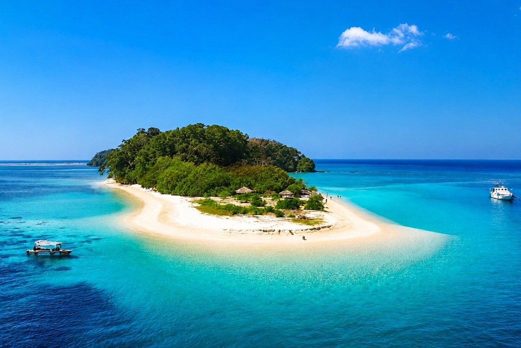 Jolly Buoy Island in Andaman with crystal-clear water, coral reefs, marine life, and scenic tropical surroundings.