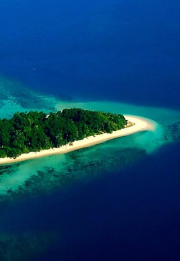 Jolly Buoy Island in Mahatma Gandhi Marine National Park, Andaman & Nicobar Islands, famous for crystal-clear water, coral reefs, snorkeling, and glass-bottom boat rides.